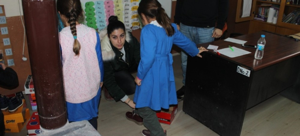 Iğdır'da yardım kampanyasıyla öğrencileri giydirdi