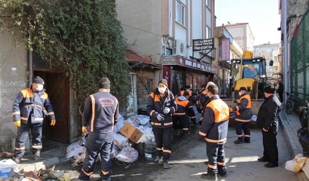 Adapazarı'nda evden kamyonlar dolusu çöp çıktı