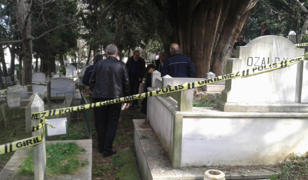 Bursa'da annesinin mezarı başında intihar etti