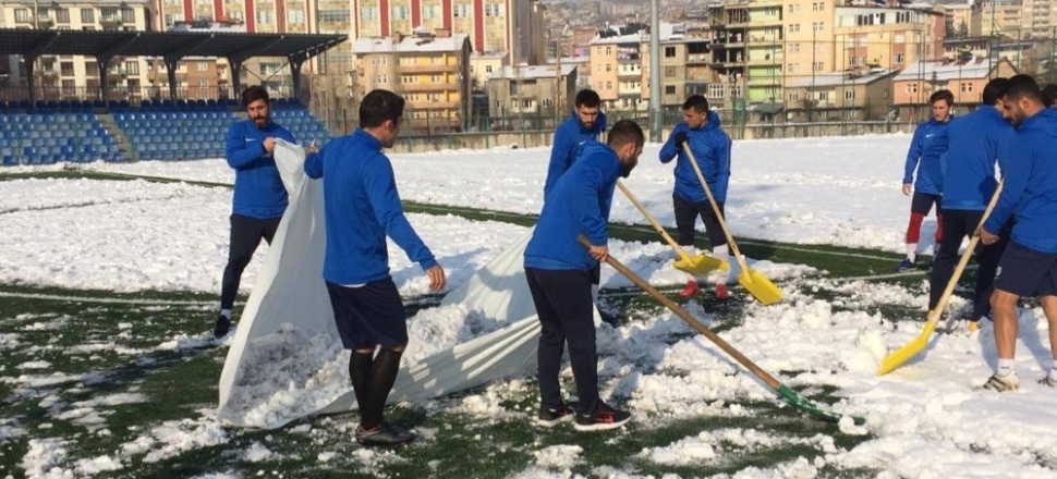 Hakkari'de futbolculardan kar temizliği