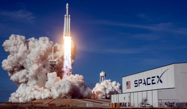 SpaceX uzaya ilk askeri uydusunu gönderdi...