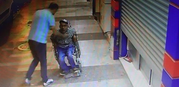 Engelli vatandaşı tekmeledi, linçten polis kurtardı!