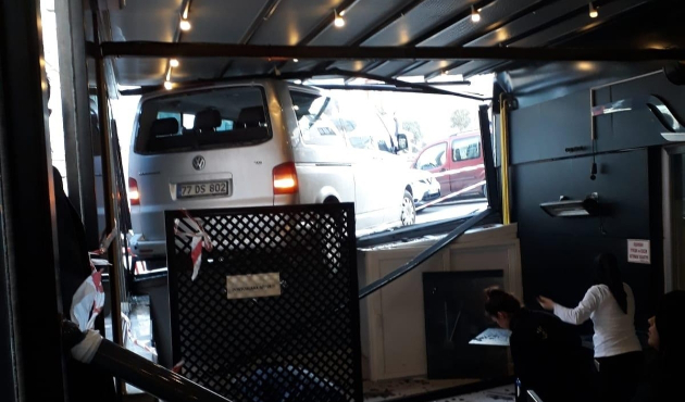 El freni boşalan minibüs kafeye daldı...