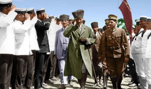 Atatürk'ün Türk subaylarına diktirdiği Chanel üniformalar!