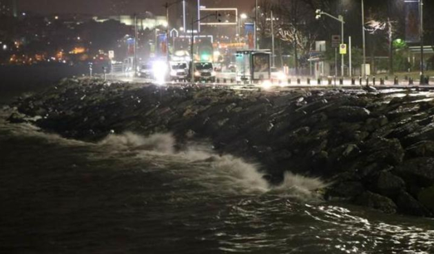 İstanbul'da fırtına hayatı olumsuz etkiledi!