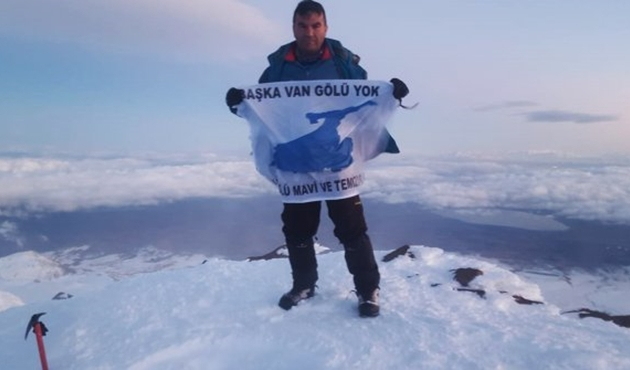 Bitlis'te İki dağcı Süphan Dağı’na tırmandı