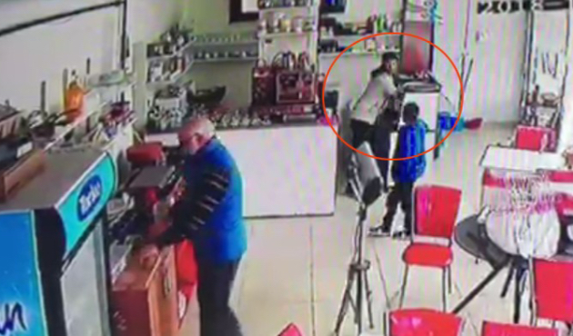 Kucağında getirdiği küçük çocuğa hırsızlık yaptırdı!