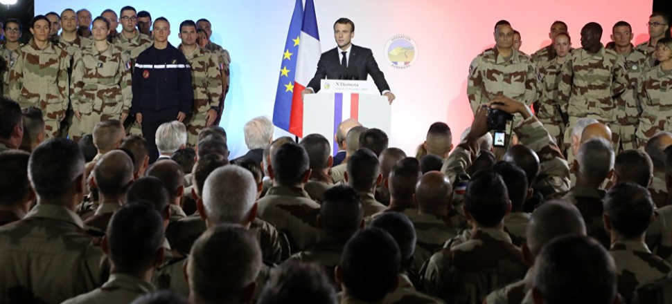 Macron'un konuşması askeri bayılttı! / VİDEO