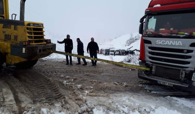 Siirt’te karda mahsur kalan araçlar kurtarıldı