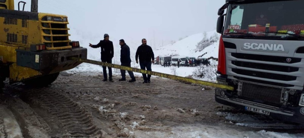 Siirt’te karda mahsur kalan araçlar kurtarıldı