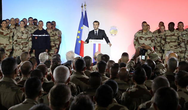 Macron'un konuşması askeri bayılttı!