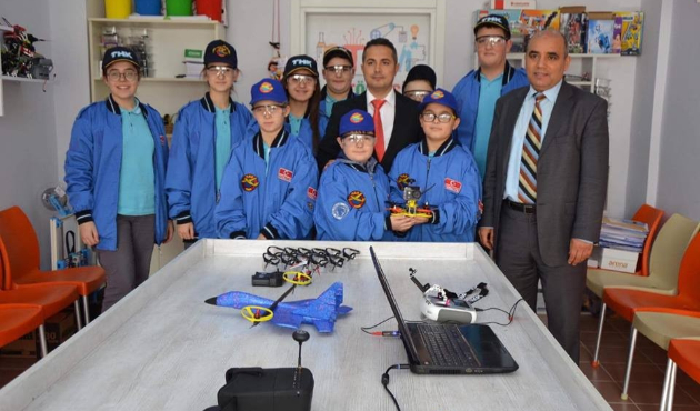 Çanakkale'de öğrenciler kendi drone’larını  yaptı