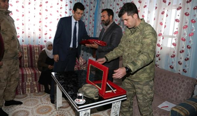 Muş'ta şehit er Özkur'un eşyaları ailesine teslim edildi