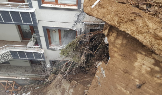 Yalova'da istinat duvarı iki binanın üzerine çöktü