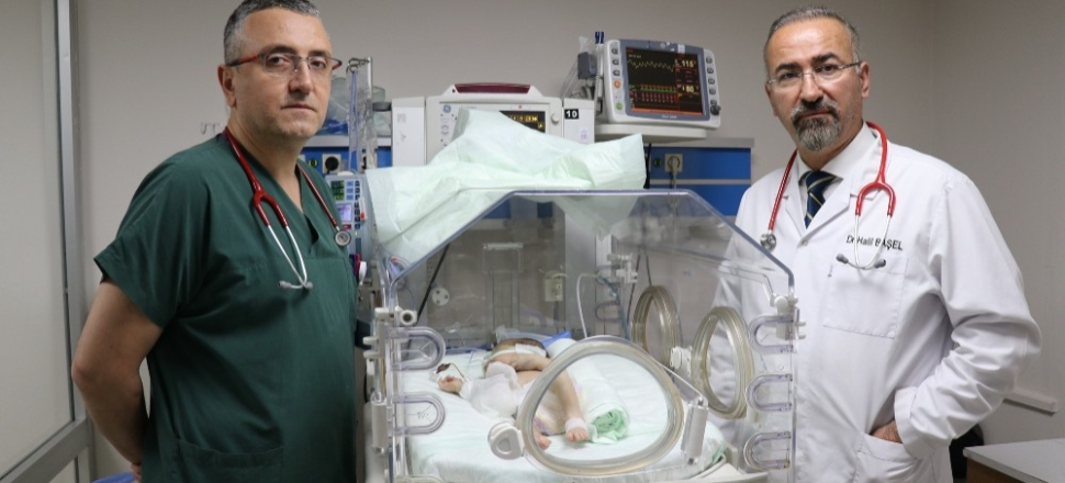 Bitlis'te kalbi göbeğinde olan bebek herkesi şaşırttı