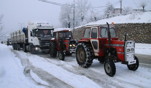 Düzce'de yolda kalanların imdadına traktörler yetişti