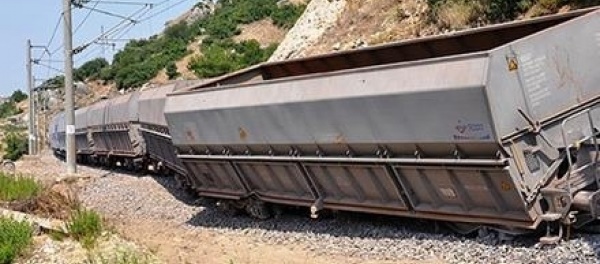 PKK'lı teröristler yük trenine bombayla saldırdı