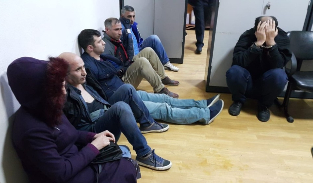 Bursa'da duruşmaya alınmayınca polise saldırdılar