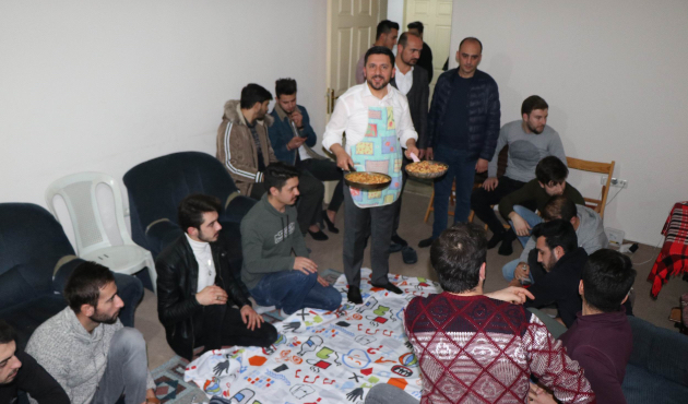 AK Parti Belediye Başkan Adayı öğrencilere menemen yaptı...