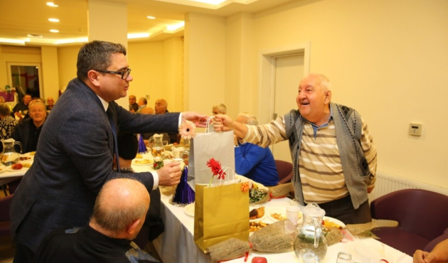 Bursa'da huzurevi sakinlerinden yeni yıla renkli karşılama