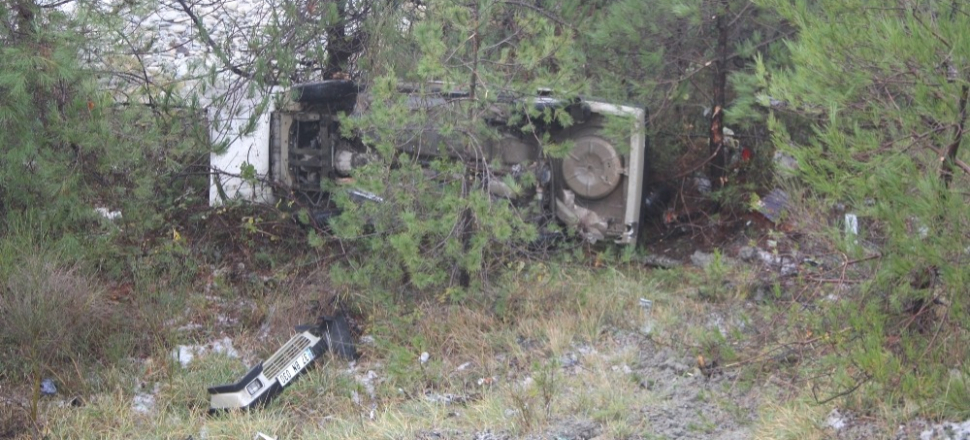 Kastamonu'da otomobil, uçuruma yuvarlandı: 3 Yaralı