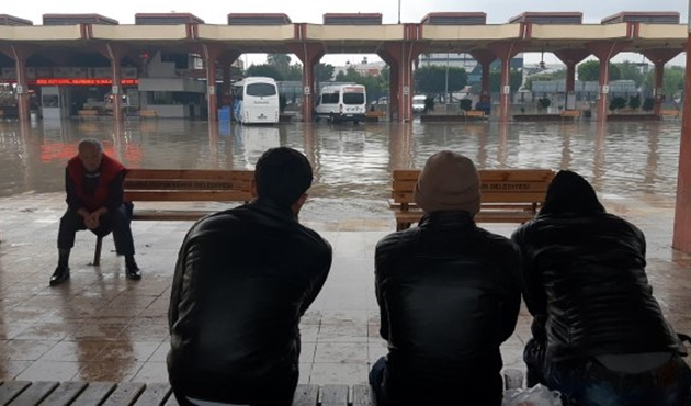 Adana'da sağanak; Otogar su altında kaldı