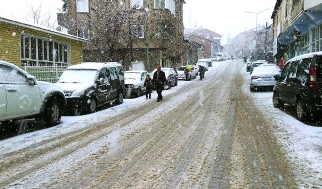 Adıyaman Çelikhan’da 15 köy yolu kardan kapandı