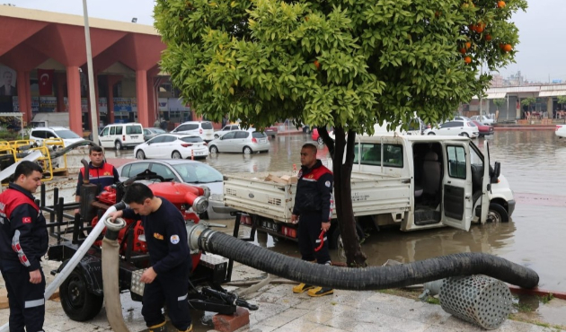 Adana'da otogarı basan su tahliye edildi