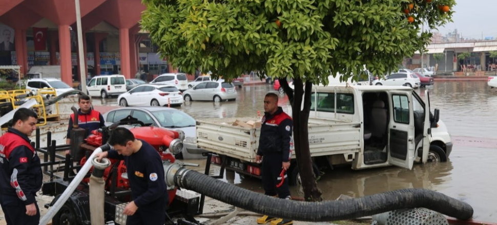 Adana'da otogarı basan su tahliye edildi