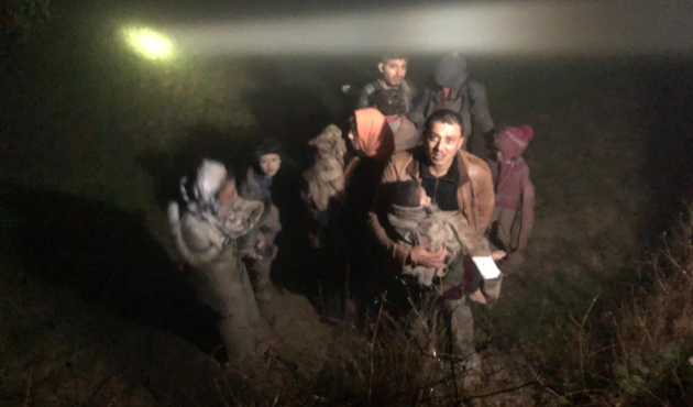 Jandarma donmak üzere olan çocukları böyle ısıttı!