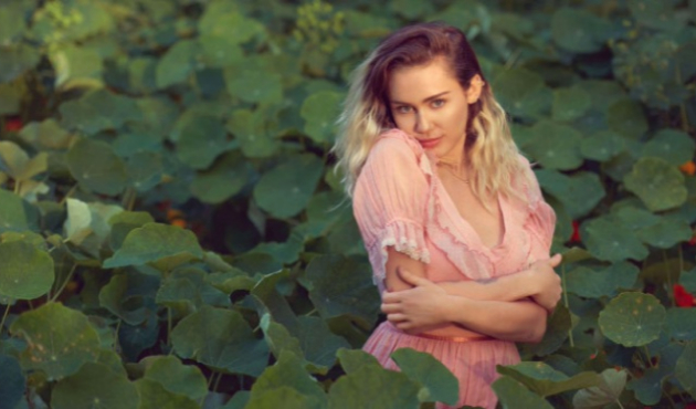Miley Cyrus sessiz sedasız evlendi!