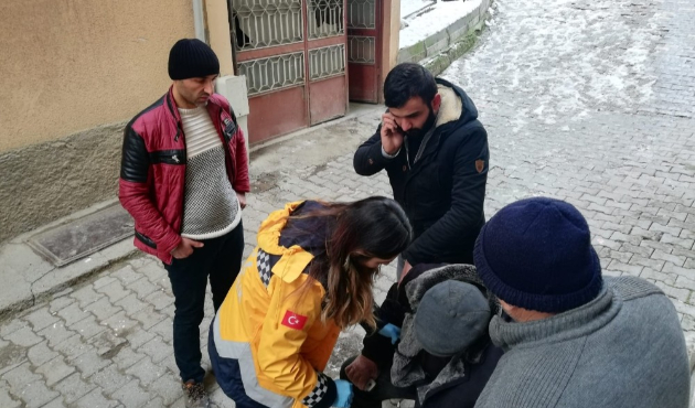 Çorum'da buzda düşen yaşlı adam hastaneye kaldırıldı