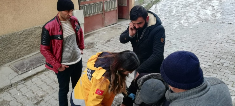 Çorum'da buzda düşen yaşlı adam hastaneye kaldırıldı