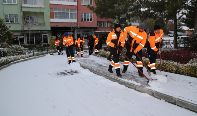 Niğde Belediyesi kar ekipleri şehrin dört bir yanında çalışıyor