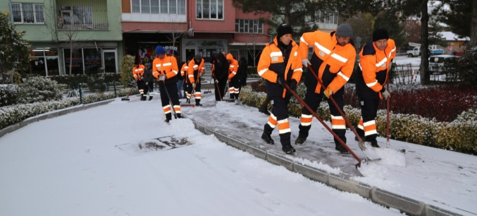 Niğde Belediyesi kar ekipleri şehrin dört bir yanında çalışıyor