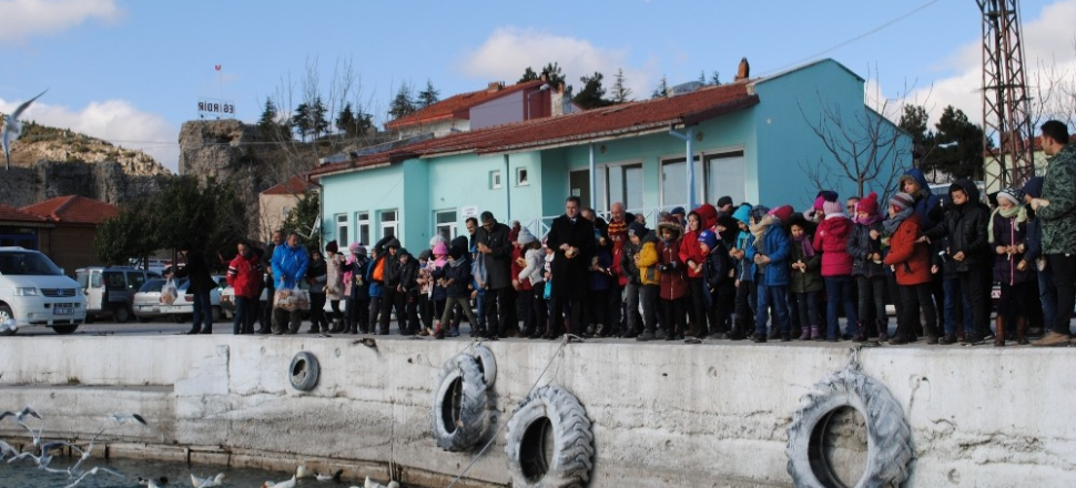 Isparta Eğirdir Gölü’ndeki kuşlara yemleme yapıldı