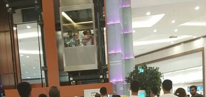 AVM asansöründe büyük panik!  2'si bebek 7 kişi mahsur kaldı