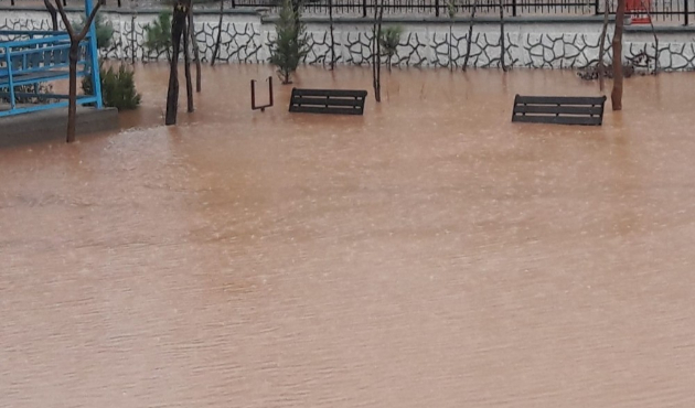 Adıyaman'da dere taştı okul bahçesi gölet oldu