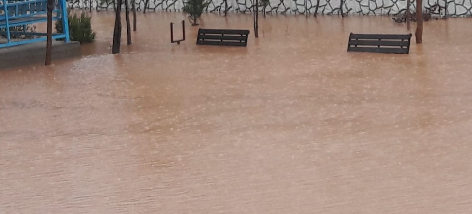Adıyaman'da dere taştı okul bahçesi gölet oldu