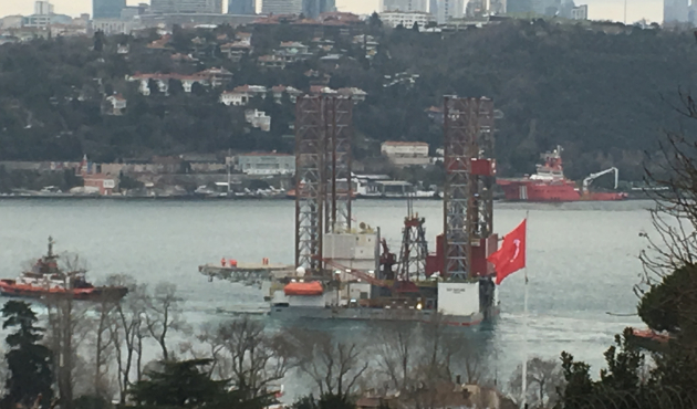 Dev petrol platformunun boğaz geçişi sürüyor!