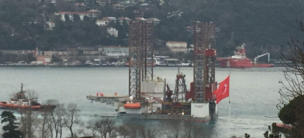 Dev petrol platformunun boğaz geçişi sürüyor!