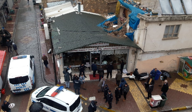 Adıyaman’da aşırı yağıştan toprak evin duvarı çöktü: 2 yaralı