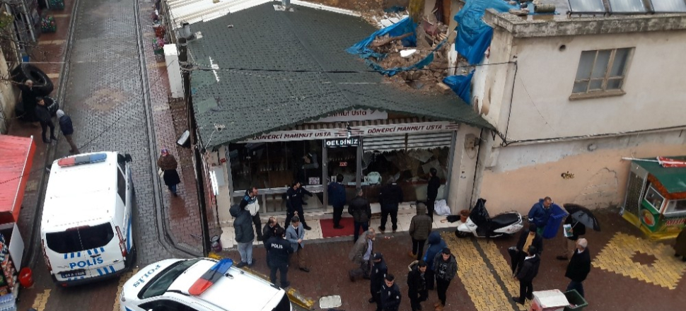 Adıyaman’da aşırı yağıştan toprak evin duvarı çöktü: 2 yaralı