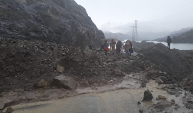 Adıyaman Sincik Yarpuzlu yolunda heyelan yaşandı