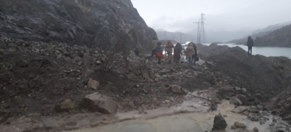 Adıyaman Sincik Yarpuzlu yolunda heyelan yaşandı