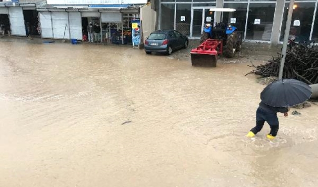 Adıyaman Elmalı köyünde yağmur nedeniyle birçok yeri su bastı