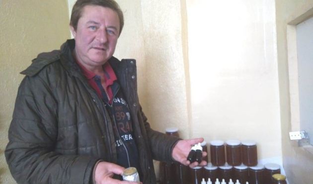 Hisarcıklı bal üreticisi Murat Aksulu doğal propolis üretiyor