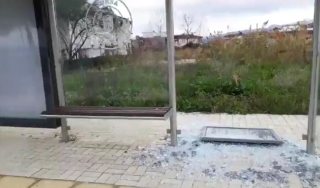 Bursa'da şakalaşırken durak camını kırdılar