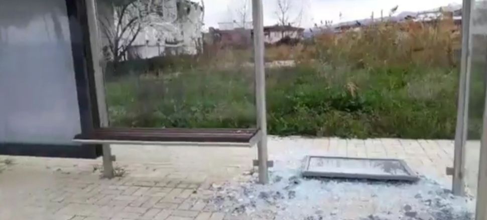Bursa'da şakalaşırken durak camını kırdılar