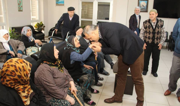 Amasya'da Başkan Üçok huzurevi sakinleriyle buluştu